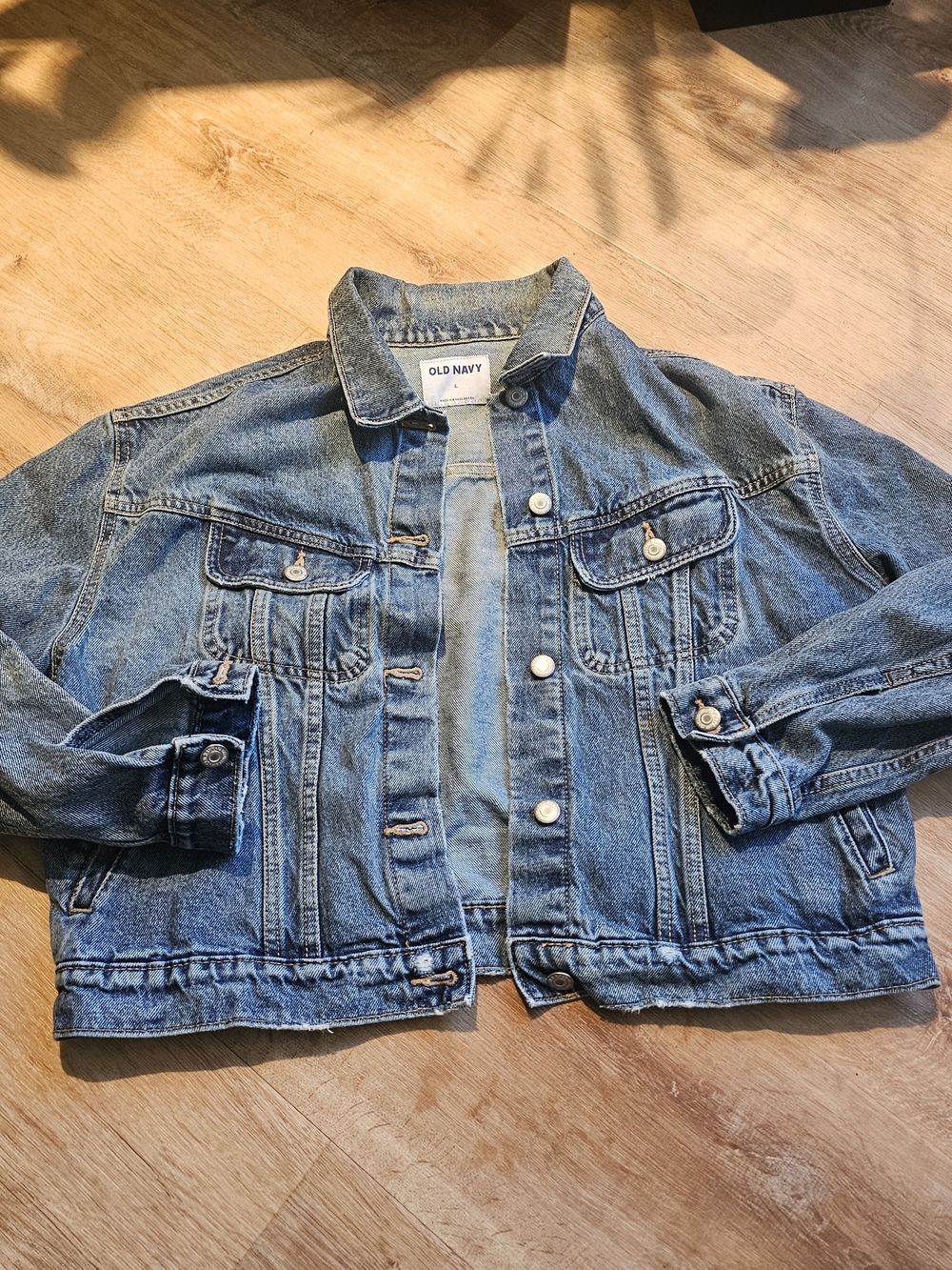 womens classic Old Navy medium-wash denim trucker jacket large